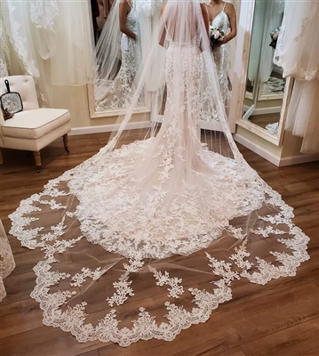 Royal 135" Scallop Lace Cathedral Veil