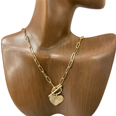 17516V HAMMERED GOLD HEART LINK TOGGLE NECKLACE