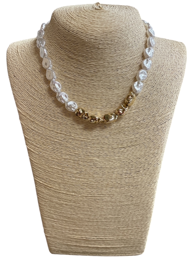 18580 GOLD IN CENTER PEARL SHORT NECKLACE