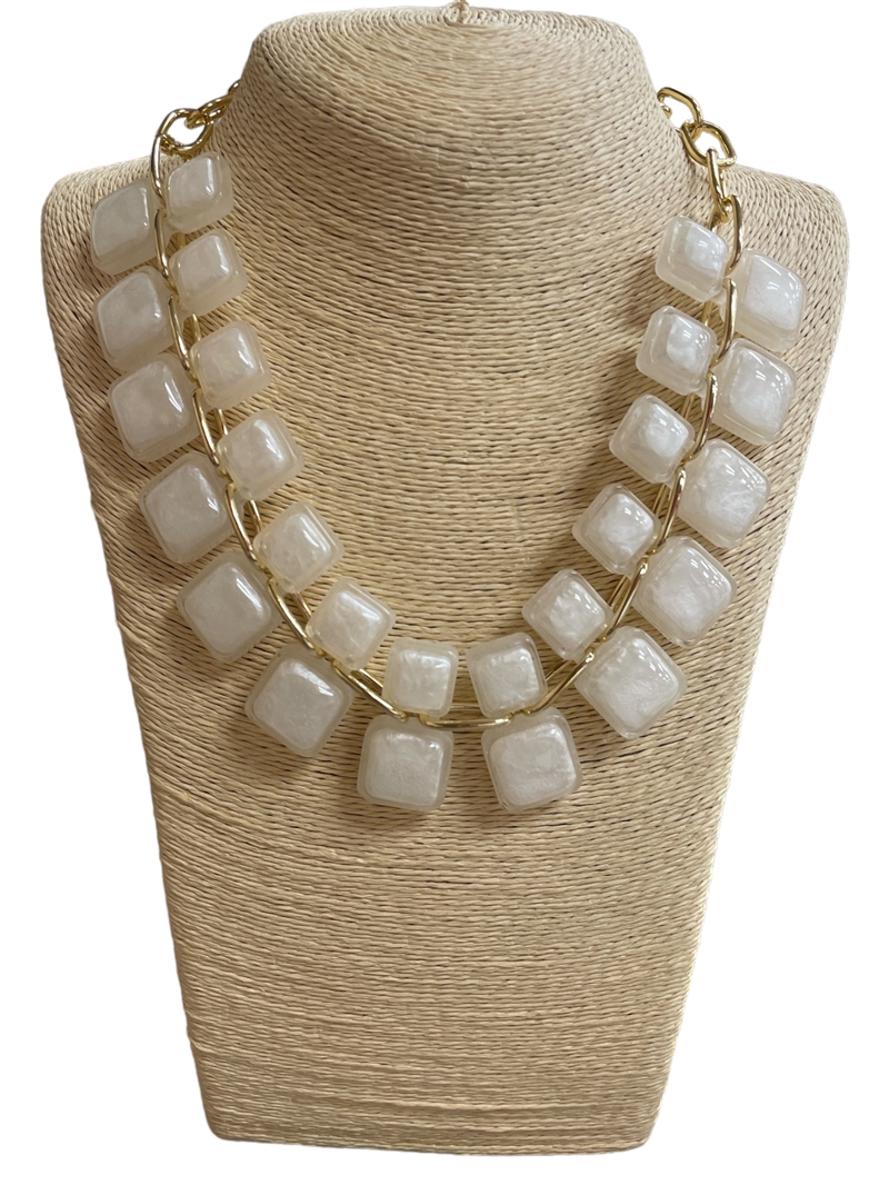 18N6W  WHITE  ACRYLIC CHUNKY NECKLACE