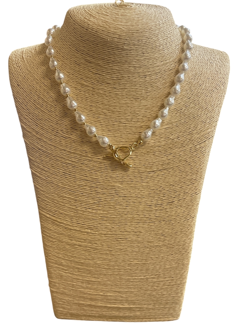 19137 WHITE PEARL BEADED TOGGLE SHORT NECKLACE