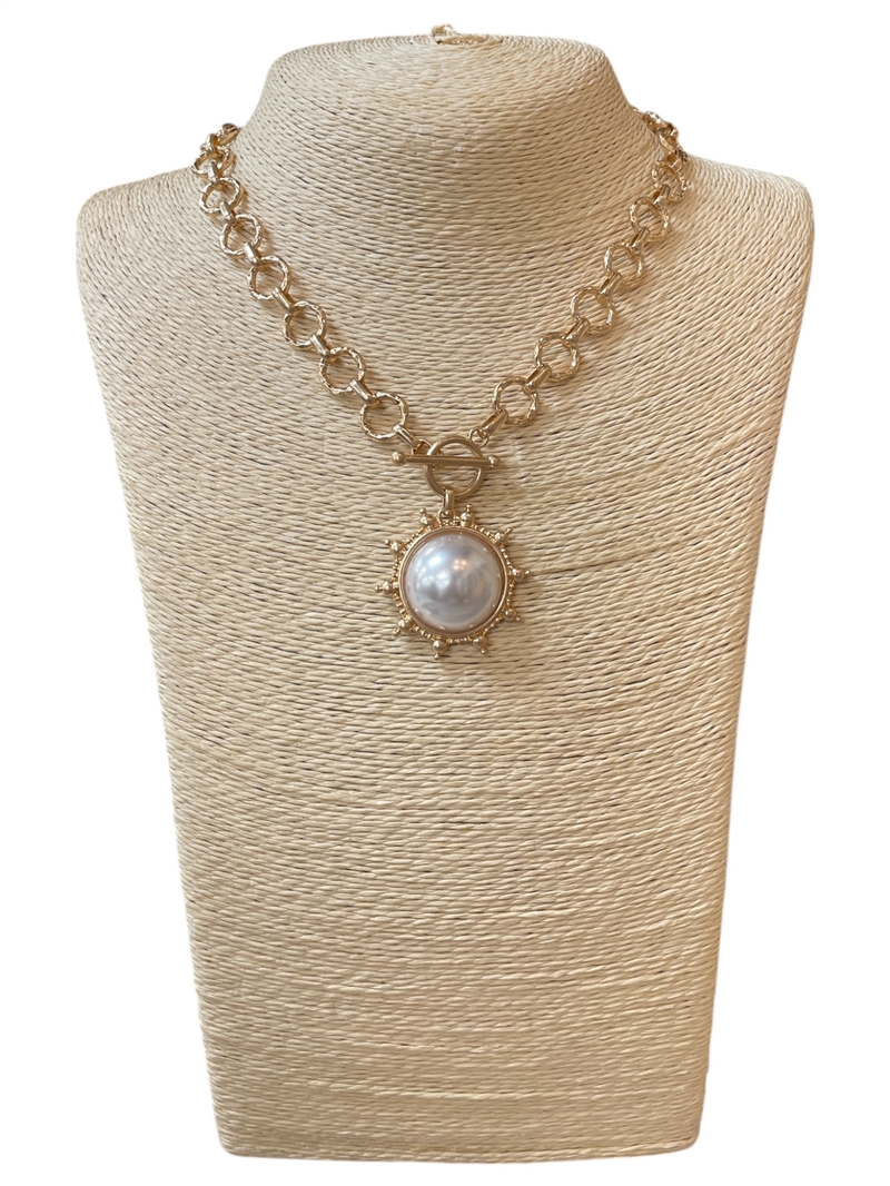 1NDN2249 GOLD HAMMERED PEARL PENDANT TOGGLE NECKLACE