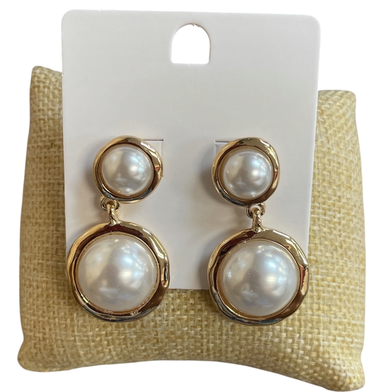 1YAE1191-1 HAMMERED PEARL STUD EARRINGS