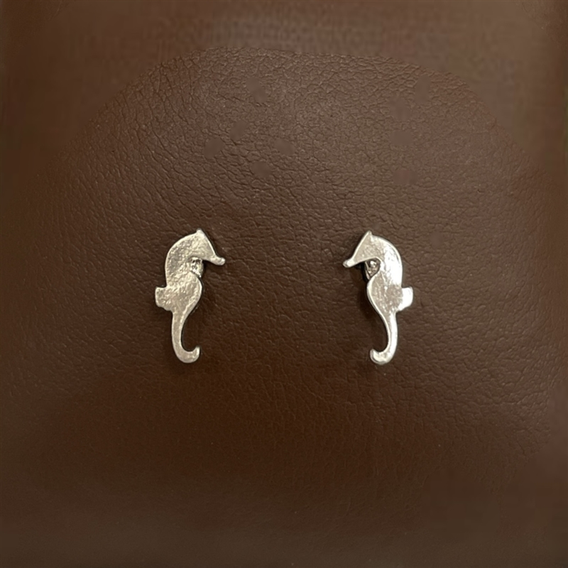 25739 HAMMERED TINY SEA HORSE STUD EARRINGS