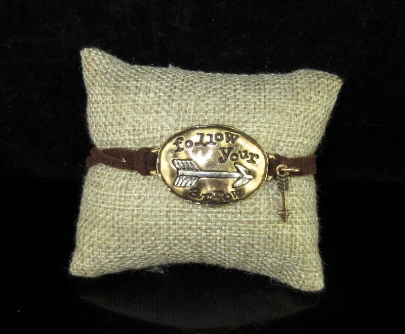83171STO GOLD HAMMERED FOLLOW YOUR ARROW TOGGLE BRACELET