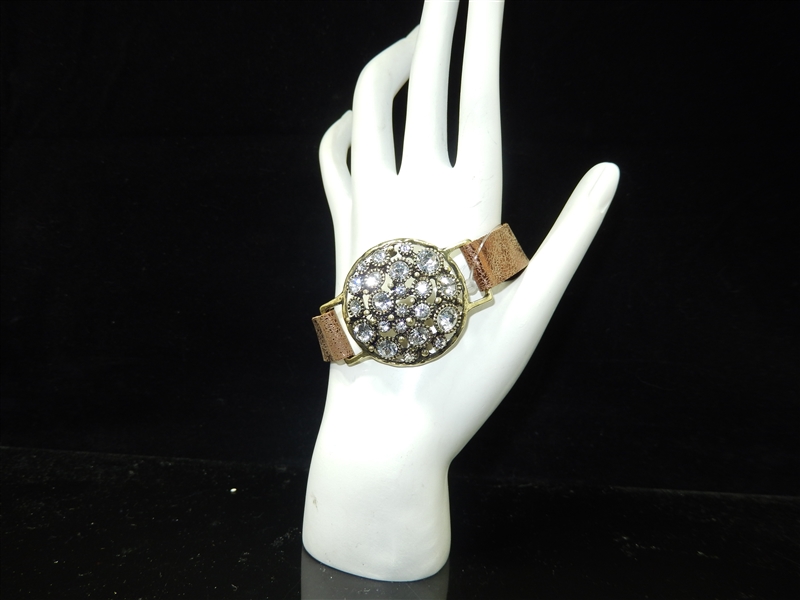 AB2104 bracelet with circular rhinestones pendant