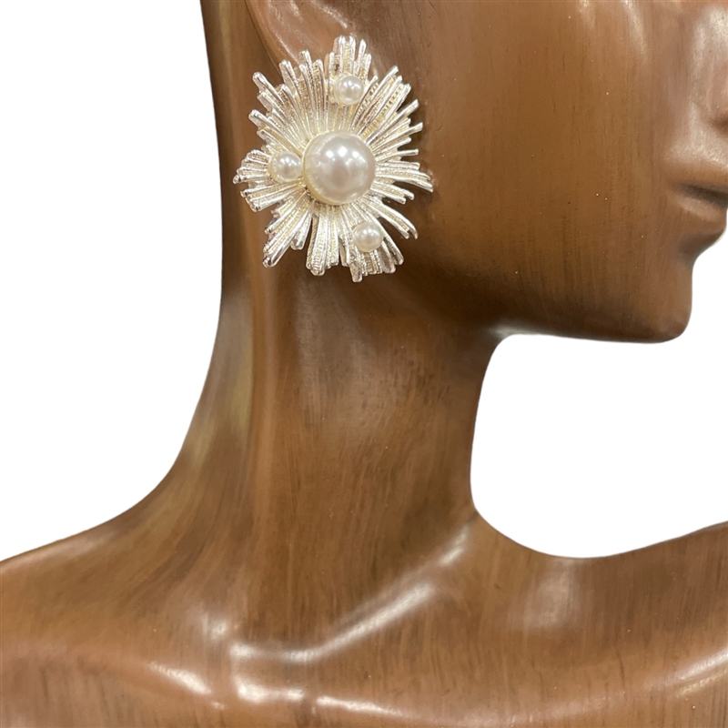 AE20512 SILVER FLOWER PEARL IN CENTER STUD EARRINGS