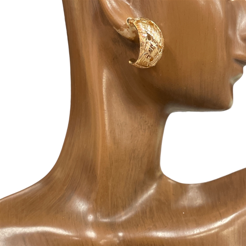 AE20577    TEARDROP STUD EARRINGS