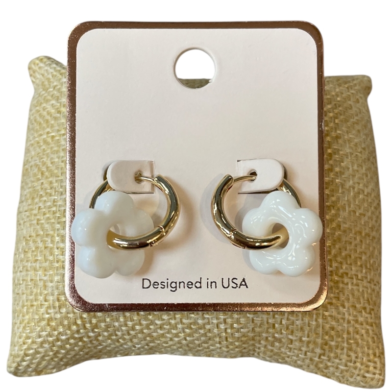 AE5133 WHITE FLOWER BEADED SMALL GOLD HOOP EARRINGS
