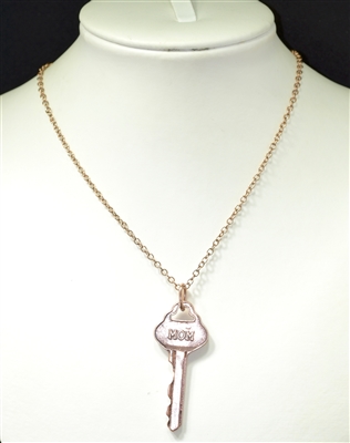 AN1379 HAMMERED "MOM" KEY NECKLACE