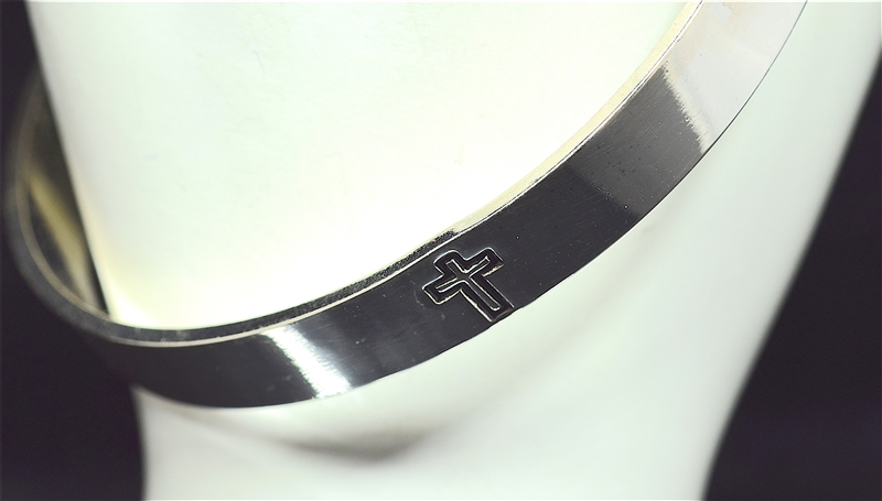 B001 CROSS BANGLE