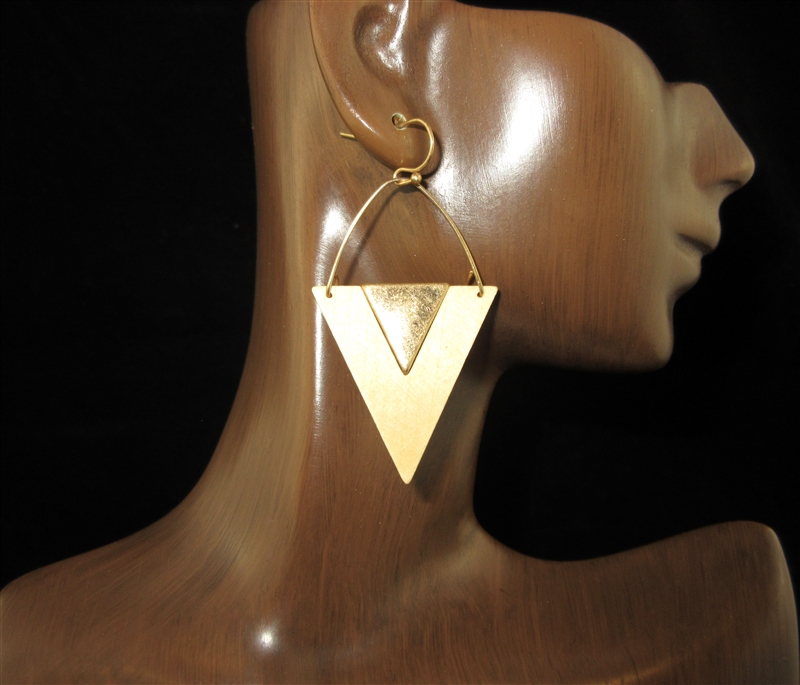 B6E2513 GOLD HAMMERED WOODEN TRIANGLE POST EARRINGS