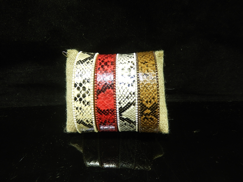 BR0010 MAGNETIC RED SNAKE SKIN BRACLET