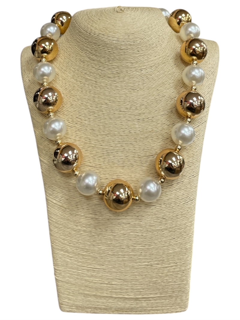 C42B PEARL & BALL SHORT NECKLACE