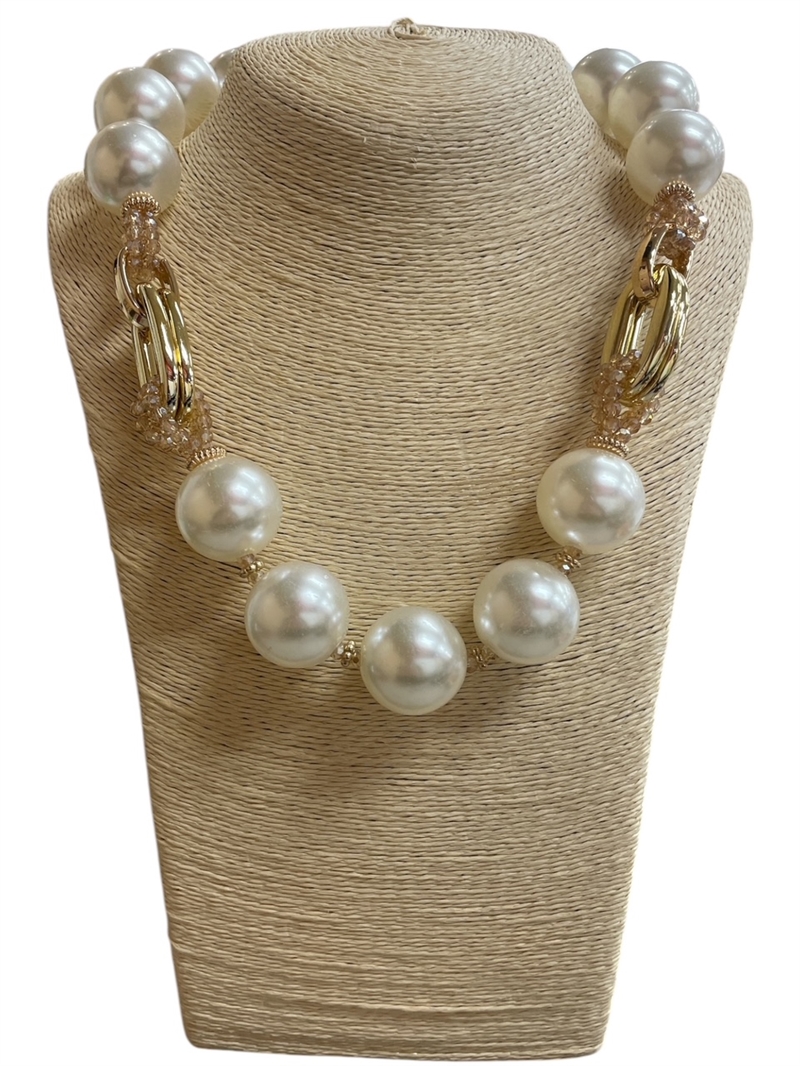 C60B  CHUNKY PEARL NECKLACE