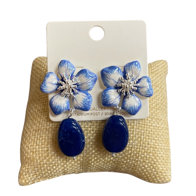 C6E2268B  ROYAL BLUE  FLOWER  EARRINGS