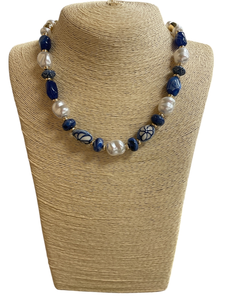 C6N2253B  BLUE ACRYLIC & PEARL SHORT NECKLACE