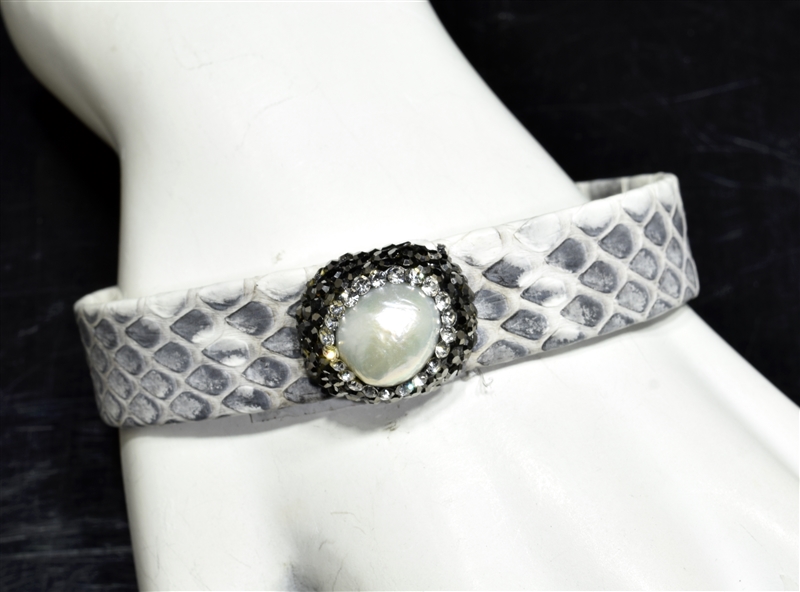 CB107 PEARL WHITE/GRAY SNAKE SKIN BANGLE