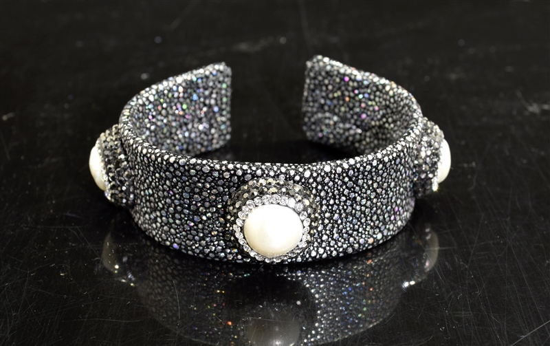 CB145 3 ROUND PEARL CLAY DRUZY BLK/GD BANGLE