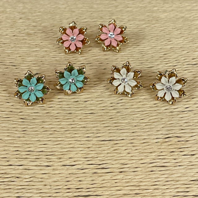 CE-2522   SMALL TWO TONE  FLOWER  STUD  EARRINGS