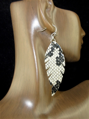 CE1107 SNAKE SKIN LEAF LEATHER EARRINGS