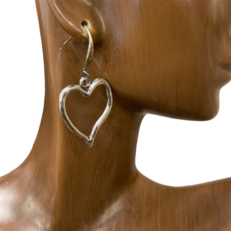 CE4337 HAMMERED HEART EARRINGS