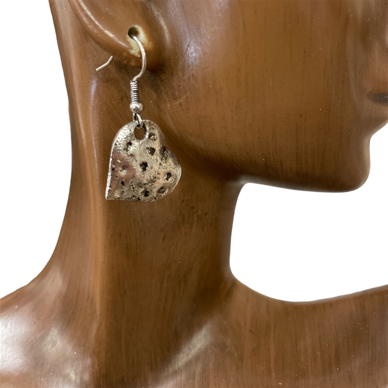 CE5476 HAMMERED SILVER SMALL HEART EARRINGS