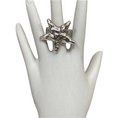 CR2027 ANTIQUE HAMMERED STAR STRETCH RING