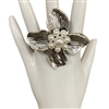 CR2029  HAMMERED FLOWER PEARL IN CENTER STRETCH RING
