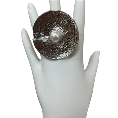 CR2030  HAMMERED FLOWER PEARL IN CENTER STRETCH RING