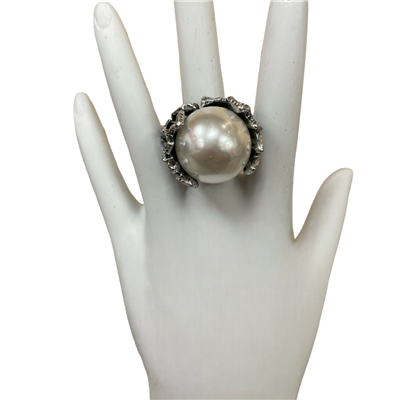 CR2031  HAMMERED FLOWER PEARL IN CENTER STRETCH RING
