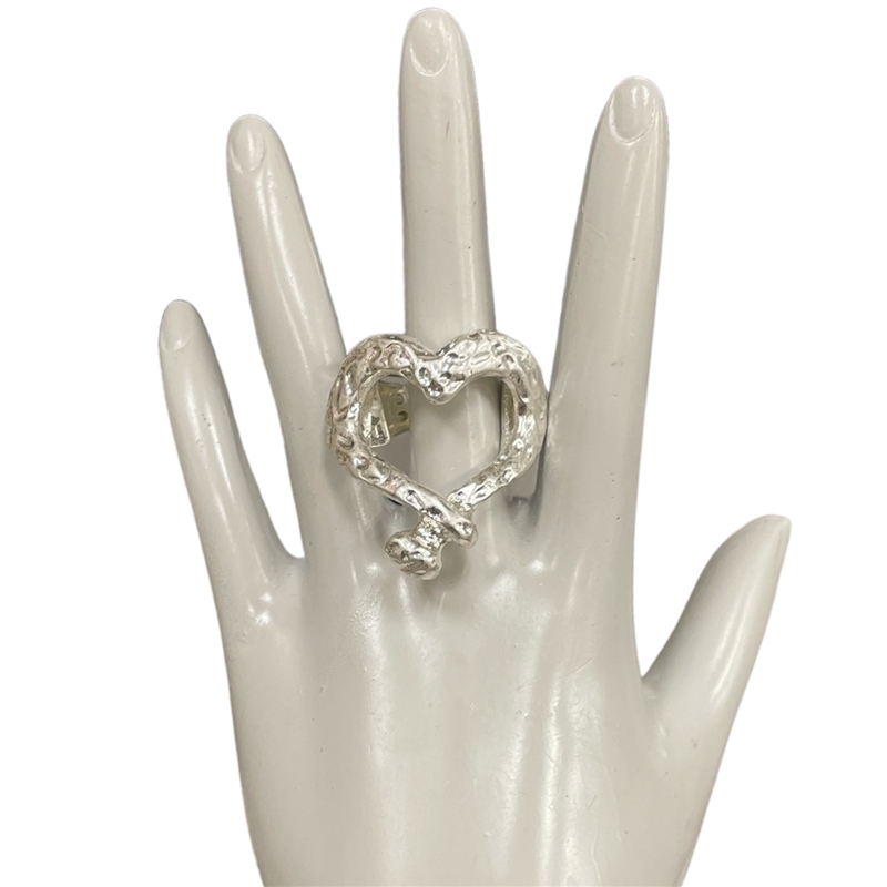 D805  HAMMERED HEART RING