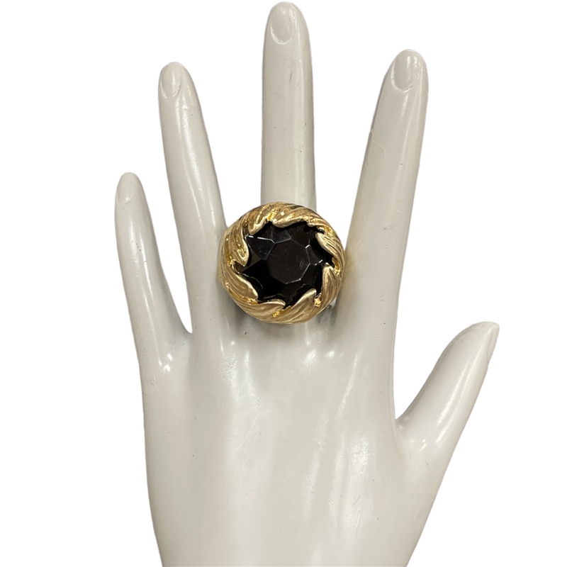 D81  CIRCLE  CRYSTAL STONE IN CENTER RING