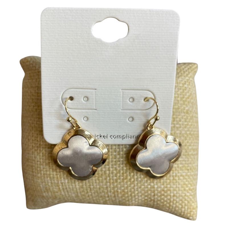 DE2022 DANGLE CLOVER TWO TONE HAMMERED EARRINGS