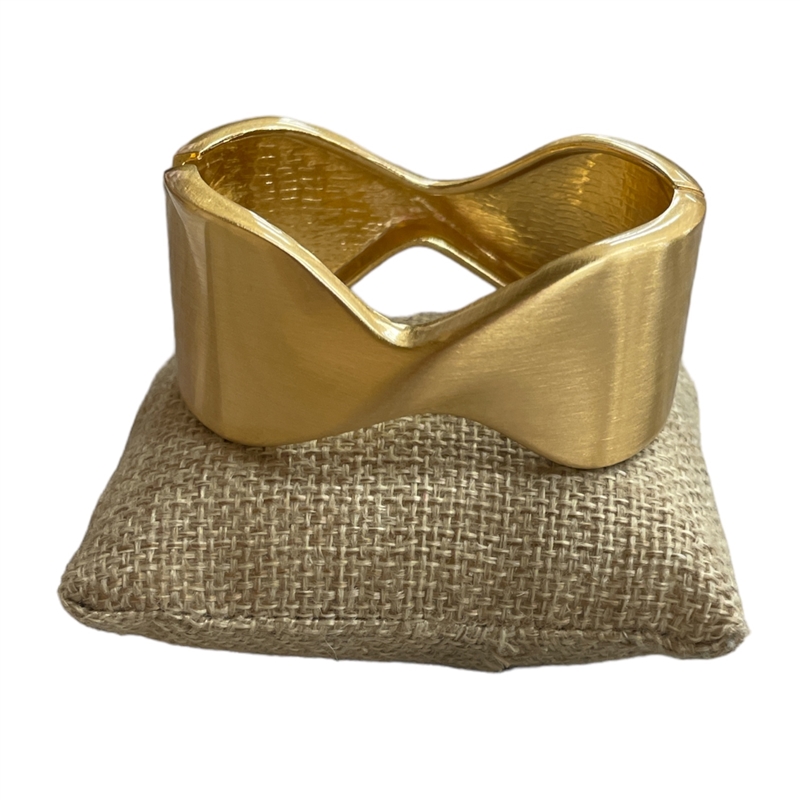 DR24W  MATTE GOLD TWISTED  BRACELET