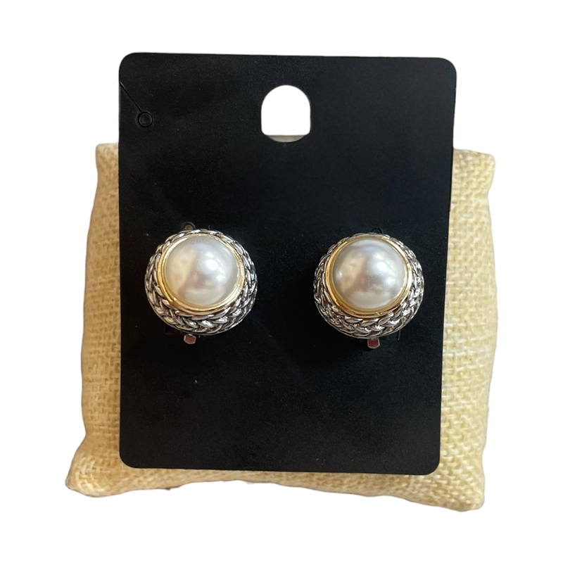 E1607 SWIRL PEARL CLIP ON EARRING