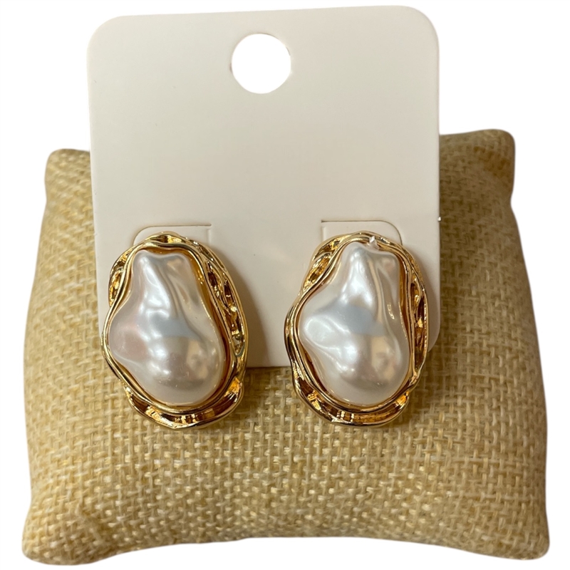 E30865 ROUGH OVAL PEARL STUD EARRINGS
