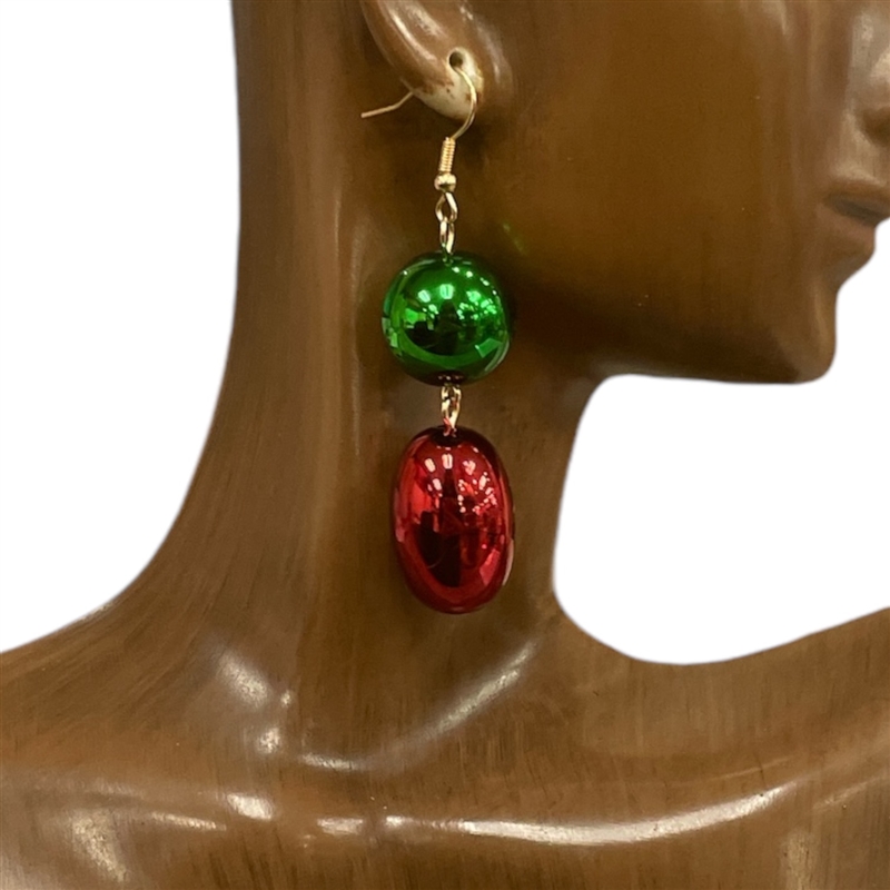 E60CGR GREEN AND RED OVAL ACRYLIC EARRINGS