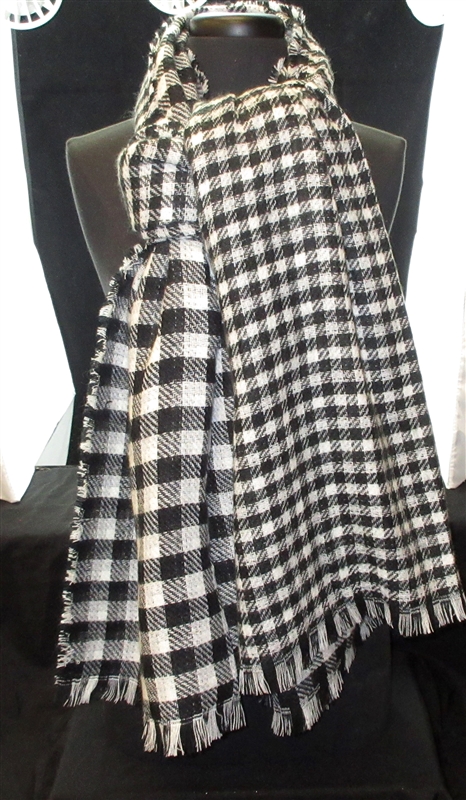 EASC9088 BLACK AND WHITE BUFFALO PLAID LONG SCARF