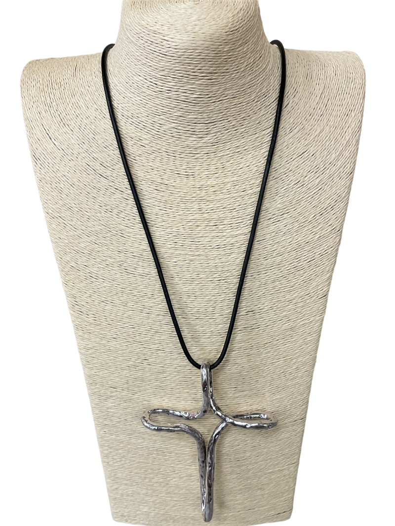 EN030 HAMMERED TWISTED CROOS LONG NECKLACE