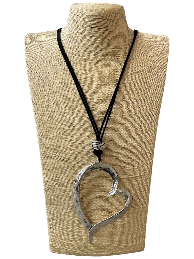 EN12974 HAMMERED CURVED SILVER HEART LONG NECKLACE