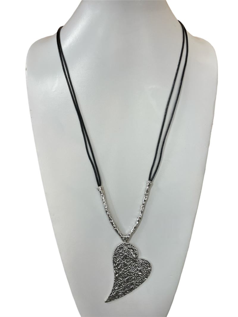 EN22944 SILVER HAMMERED HEART LONG NECKLACE