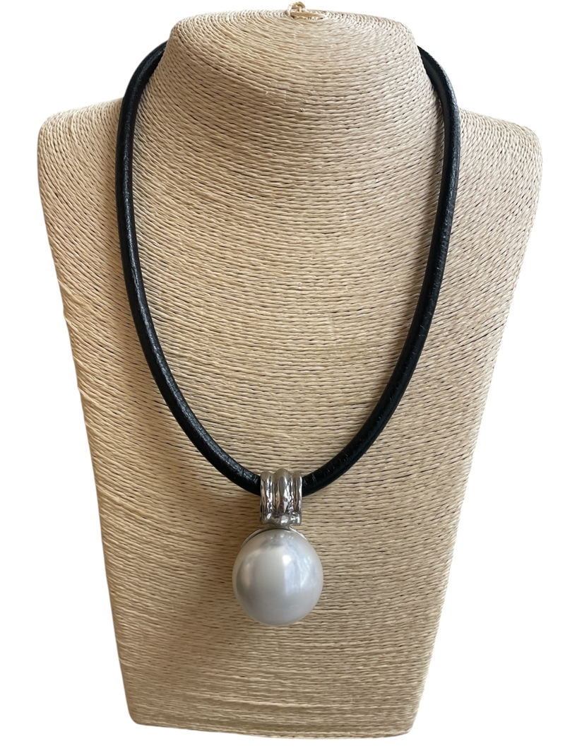 EN24745-2   LIGHTWEIGHT SILVER  PEARL  SHORT NECKLACE