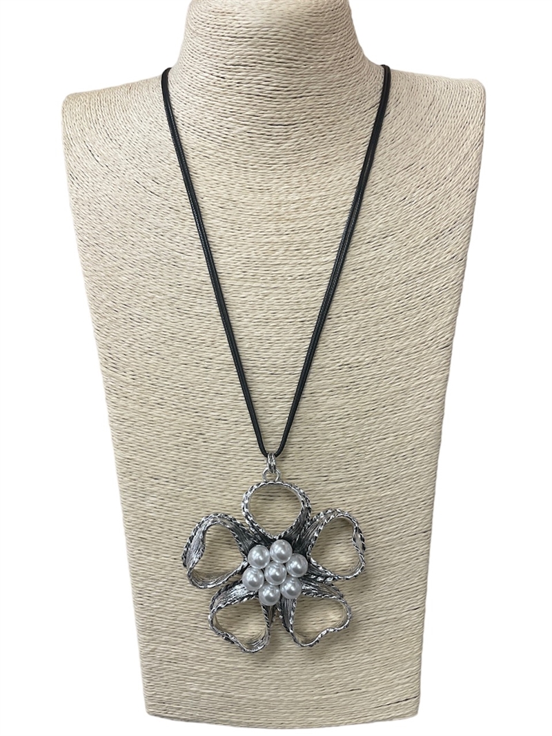 EN28274 SILVER FLOWER WITH PEARLS LONG NECKLACE