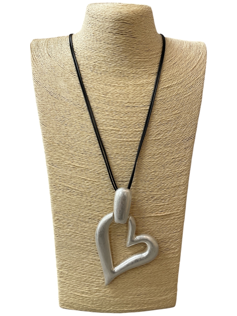 EN26700 HAMMERED MATTE SILVER OPEN HEART LONG NECKLACE