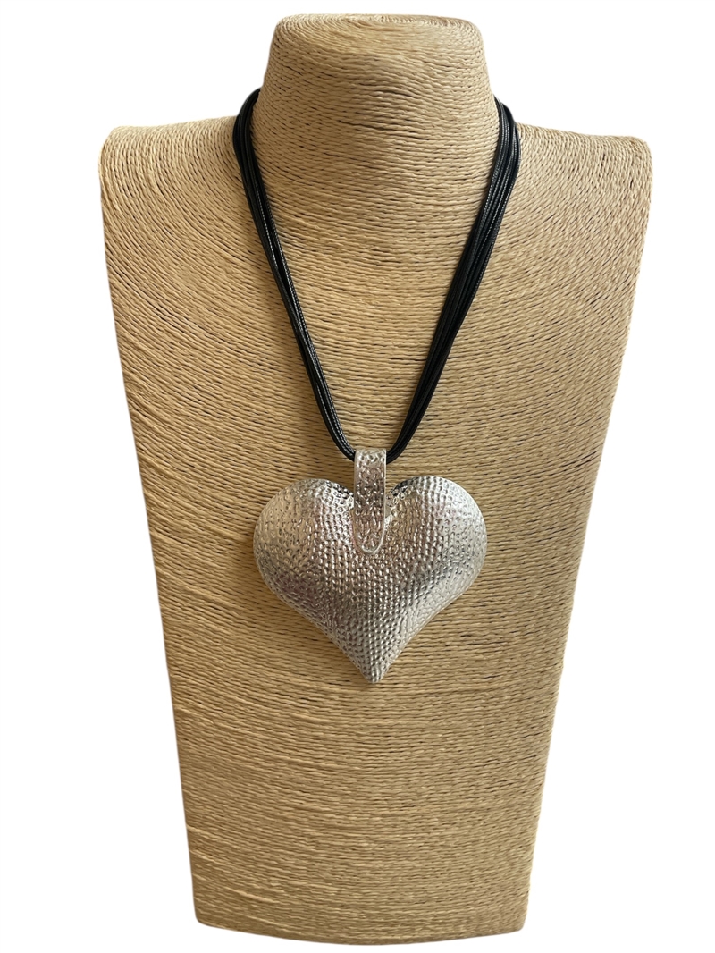 EN29538S  HAMMERED SILVER HEART SHORT NECKLACE