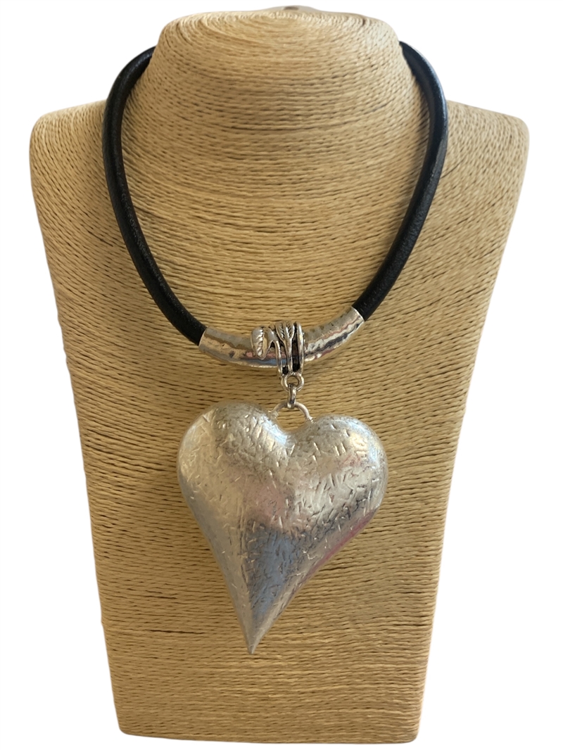 EN35421 SILVER CHUNKY HEART LEATHER CORD NECKLACE