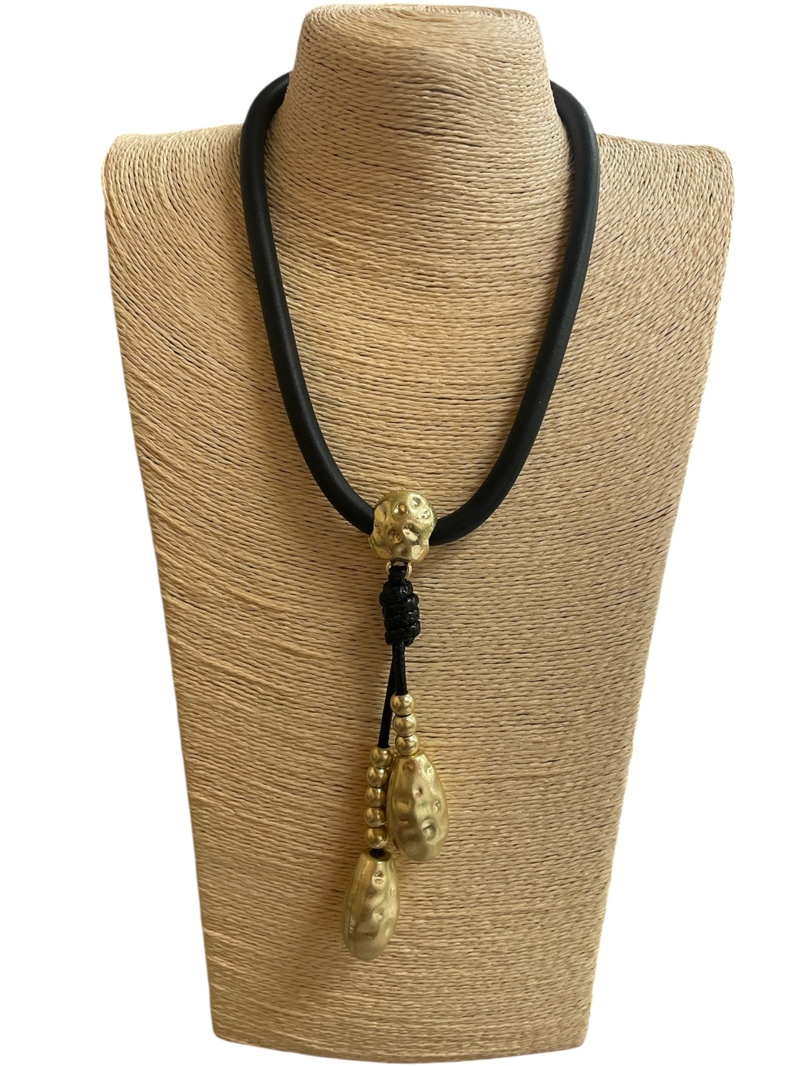 EN40073  HAMMERED TEARDROPS  SILICONE CORD SHORT NECKLACE