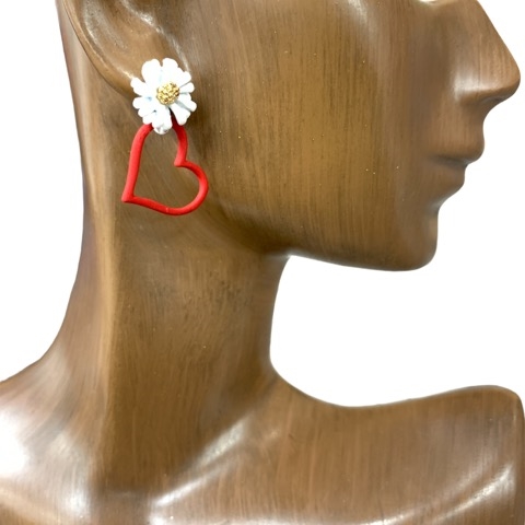 FER5331 WHITE DAISY BRIGHT HEART POST EARRINGS