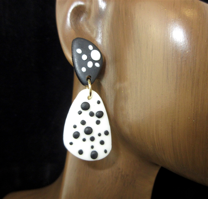 HE1117 BLACK AND WHITE DOTTED SMALL TEARDROP POST EARRINGS